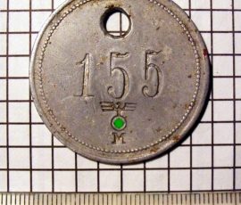 Werkzeugmarke, Nummer jeweils registriert für einen Arbeiter, Sammlung Bendler.