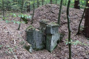 Bild 7: Betonteile eines ehemaligen Eingangs in den Verbindungstunnel zwischen Tank Nr. 30 und 31. Foto: Bendler 2018.