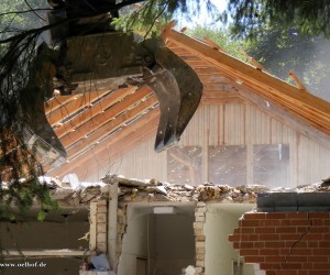 Bild 18: Im Bilck durch die Baggerschafel tauchten im Dachstuhl des Anbaus die Fenster im Giebel der ehemaligen Nordseite wieder auf