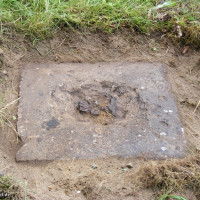 Bild 3: Fundament eines Torflügels, 2014, Foto Bendler