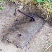 Bild 4: Haken für einen Torflügel, Gleis an der Robert-Koch-Str. 2014, Foto Bendler.