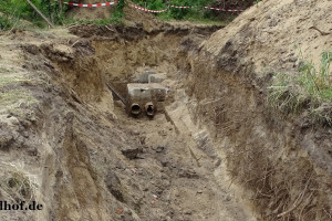 Bild 19: Blick aus Richtung Robert-Koch-Str. auf den zertrümmerten Leitungsgraben.