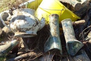 Bild 7: eine Teekanne und Reste von zwei Urinflaschen